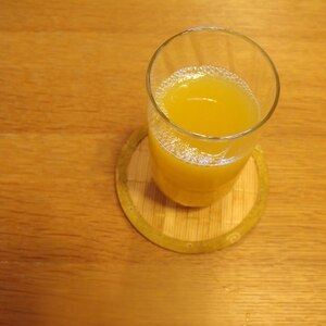 オレンジベースのフルーツジュース